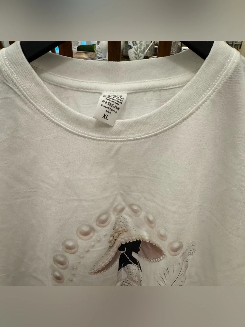 New Women in a Hat White Pearl Graphic Tee Size XL